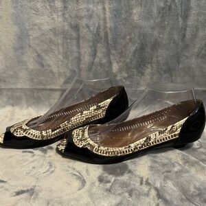 Avida Preto/Cobra Peep Toe Flats.  EU 37